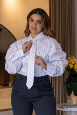 CAMISA BRANCA ÀS RISCAS MANGA BUFANTE PONTO CHIC - Image 2