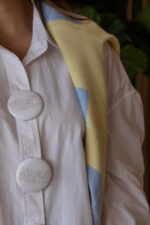 CAMISA BRANCA OVERSIZE COM BOTÕES DECORATIVOS PONTO CHIC - Image 5