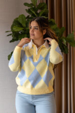 CAMISOLA AMARELA E AZUL COM PADRÃO LOSANGOS E GOLA CAMISA PONTO CHIC - Image 6