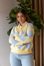 CAMISOLA AMARELA E AZUL COM PADRÃO LOSANGOS E GOLA CAMISA PONTO CHIC