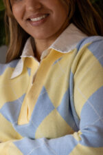 CAMISOLA AMARELA E AZUL COM PADRÃO LOSANGOS E GOLA CAMISA PONTO CHIC - Image 3