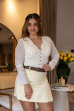 TOP BRANCO EM RENDA COM BOTÕES E COPAS COM ALMOFADAS PONTO CHIC