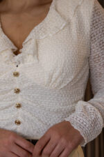 TOP BRANCO EM RENDA COM BOTÕES E COPAS COM ALMOFADAS PONTO CHIC - Image 4