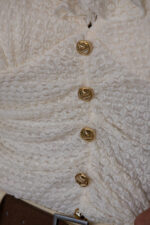 TOP BRANCO EM RENDA COM BOTÕES E COPAS COM ALMOFADAS PONTO CHIC - Image 3