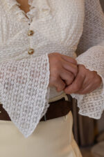 TOP BRANCO EM RENDA COM BOTÕES E COPAS COM ALMOFADAS PONTO CHIC - Image 5