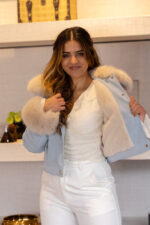 CASACO AZUL CLARO COM PÊLO PONTO CHIC - Image 2