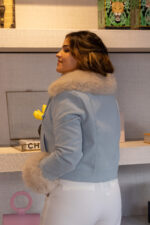 CASACO AZUL CLARO COM PÊLO PONTO CHIC - Image 6