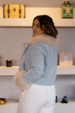 CASACO AZUL CLARO COM PÊLO PONTO CHIC - Image 4