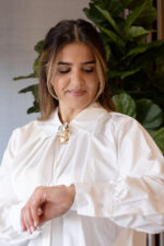 CAMISA BRANCA COM PREGAS NA GOLA PONTO CHIC - Image 6