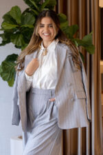 CONJUNTO BLAZER E CALÇA CINZA COM RISCA PONTO CHIC - Image 2