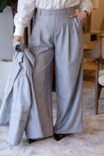 CONJUNTO BLAZER E CALÇA CINZA COM RISCA PONTO CHIC - Image 7