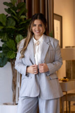 CONJUNTO BLAZER E CALÇA CINZA COM RISCA PONTO CHIC - Image 3