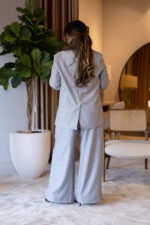 CONJUNTO BLAZER E CALÇA CINZA COM RISCA PONTO CHIC - Image 5