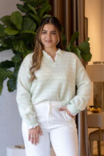 CAMISOLA DE MALHA VERDE CLARO ÀS RISCAS COM RENDA DECORATIVA