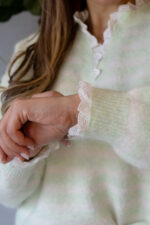 CAMISOLA DE MALHA VERDE CLARO ÀS RISCAS COM RENDA DECORATIVA - Image 4