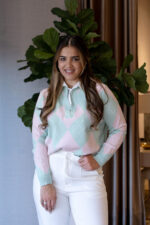 CAMISOLA VERDE ÁGUA COM PADRÃO LOSANGOS E GOLA CAMISA PONTO CHIC