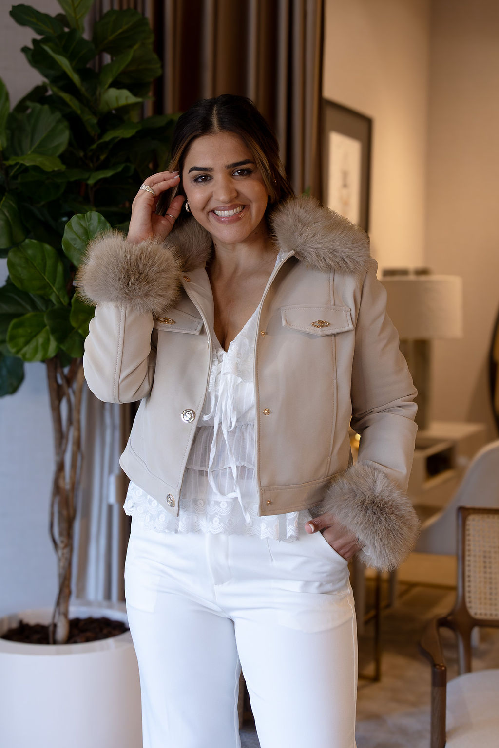 IMG_1332 CASACO BEGE COM PÊLO PONTO CHIC - Image 1