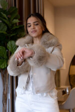 CASACO BEGE COM PÊLO PONTO CHIC - Image 2