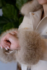 CASACO BEGE COM PÊLO PONTO CHIC - Image 3