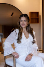 BLUSA BRANCA COM FOLHOS E RENDA PONTO CHIC