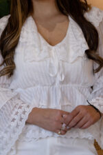 BLUSA BRANCA COM FOLHOS E RENDA PONTO CHIC - Image 4