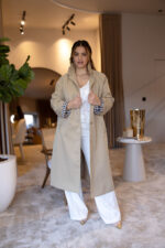 GABARDINE BEGE COM FOLHO NA GOLA PONTO CHIC