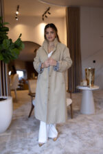 GABARDINE BEGE COM FOLHO NA GOLA PONTO CHIC - Image 2