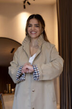 GABARDINE BEGE COM FOLHO NA GOLA PONTO CHIC - Image 3