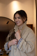 GABARDINE BEGE COM FOLHO NA GOLA PONTO CHIC - Image 4