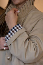 GABARDINE BEGE COM FOLHO NA GOLA PONTO CHIC - Image 5