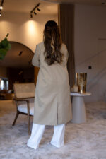 GABARDINE BEGE COM FOLHO NA GOLA PONTO CHIC - Image 7