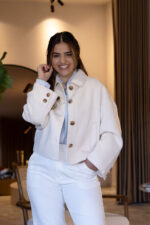 CASACO CURTO CRU COM GOLA CLÁSSICA E BOTÕES PONTO CHIC