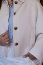 CASACO CURTO CRU COM GOLA CLÁSSICA E BOTÕES PONTO CHIC - Image 4