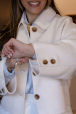 CASACO CURTO CRU COM GOLA CLÁSSICA E BOTÕES PONTO CHIC - Image 5