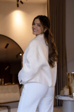 CASACO CURTO CRU COM GOLA CLÁSSICA E BOTÕES PONTO CHIC - Image 6