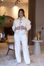 CASACO CURTO CRU COM GOLA CLÁSSICA E BOTÕES PONTO CHIC - Image 2