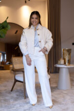 CASACO CURTO CRU COM GOLA CLÁSSICA E BOTÕES PONTO CHIC - Image 3