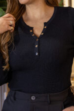 CAMISOLA PRETA CANELADA COM BOTÕES PONTO CHIC - Image 2