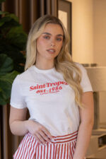 T-SHIRT BRANCA COM ESTAMPADO SAINT TROPEZ LANÇA PERFUME - Image 2