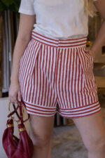 CALÇÃO ÀS RISCAS VERMELHAS DE CINTURA SUBIDA LANÇA PERFUME - Image 4