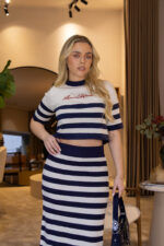 T-SHIRT DE MALHA BRANCA RISCADA A AZUL COM BORDADO LANÇA PERFUME