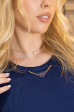 TOP CANELADO AZUL COM APLICAÇÃO DOURADA LANÇA PERFUME - Image 2