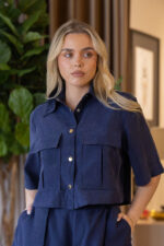 CAMISA CURTA AZUL MARINHO COM BOLSOS E BOTÕES DOURADOS LANÇA PERFUME - Image 2