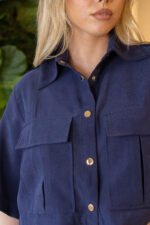 CAMISA CURTA AZUL MARINHO COM BOLSOS E BOTÕES DOURADOS LANÇA PERFUME - Image 5