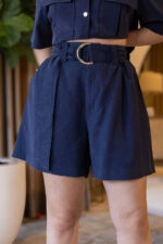 BERMUDA AZUL MARINHO COM CINTURA ELÁSTICA E CINTO LANÇA PERFUME - Image 4