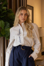 CAMISA BRANCA COM LOGÓTIPO BORDADO LANÇA PERFUME