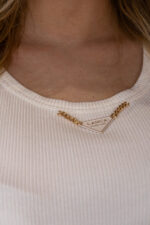 TOP CANELADO BRANCO COM APLICAÇÃO DOURADA LANÇA PERFUME - Image 3