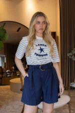 T-SHIRT BRANCA RISCADA A VERDE COM ESTAMPADO LANÇA PERFUME - Image 2