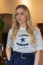 T-SHIRT BRANCA RISCADA A VERDE COM ESTAMPADO LANÇA PERFUME - Image 3