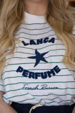 T-SHIRT BRANCA RISCADA A VERDE COM ESTAMPADO LANÇA PERFUME - Image 5